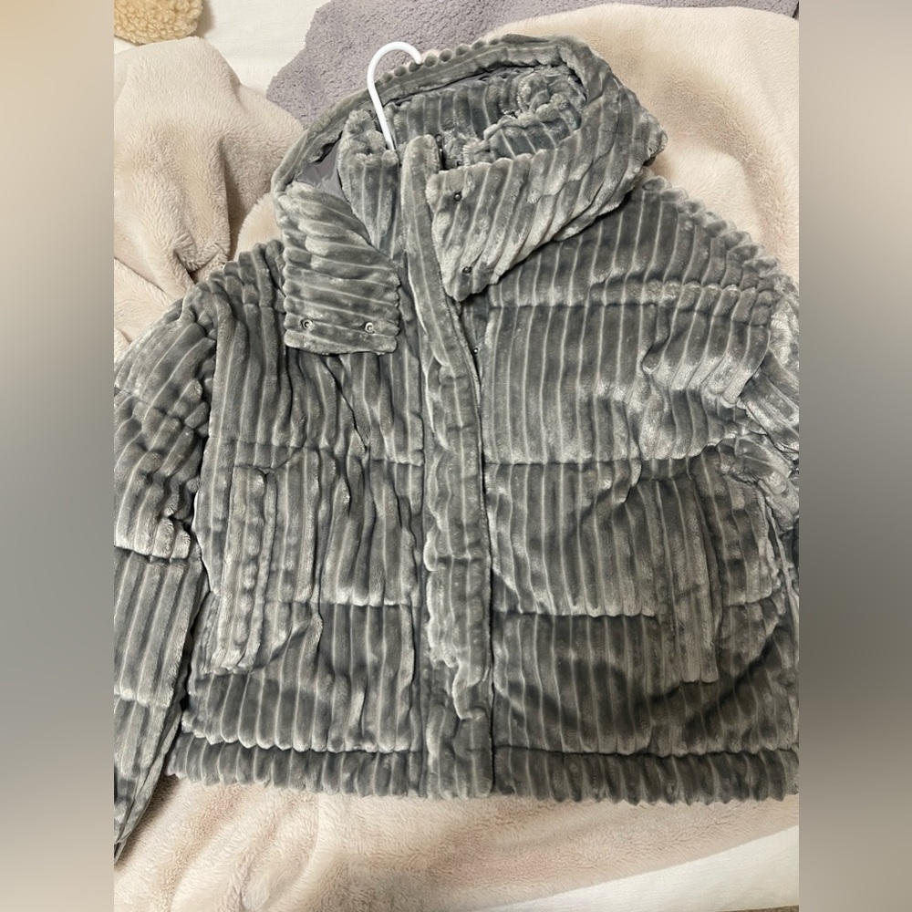 NWOT AMERICAN EAGLE FUZZY PUFFER JACKET
